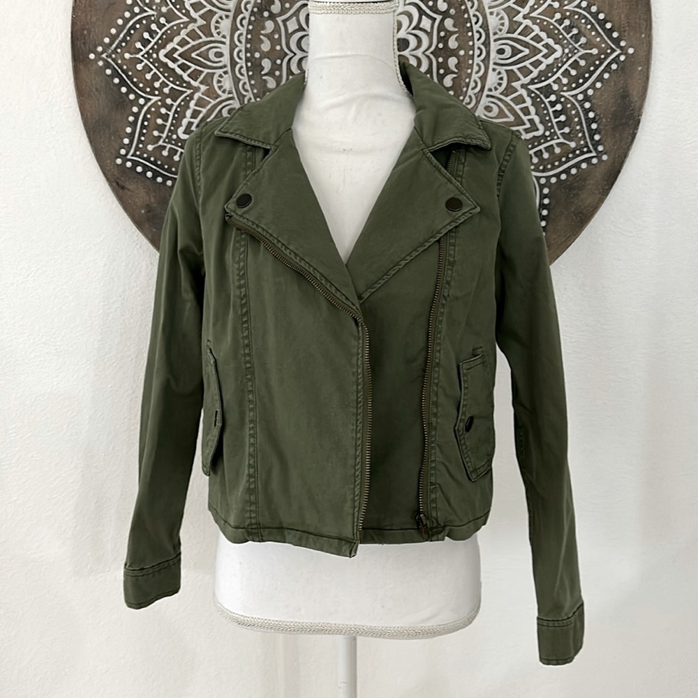 *NWT* VELVET HEART olive green cropped denim Moto jacket. Size small.